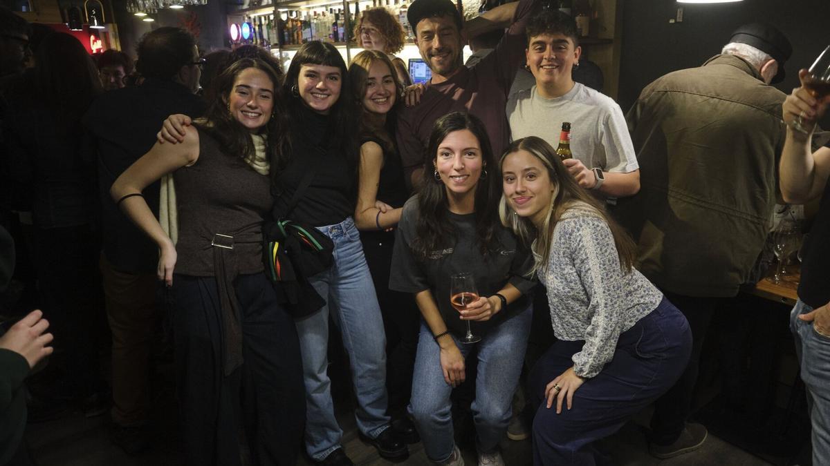 Un grupo de jóvenes disfruta en la apertura del local junto a Ikañi Apesteguia, socio del Lanbroa.