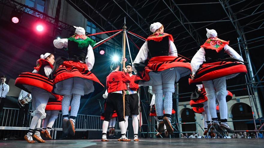 [Fotos] Donostia baila al ritmo de Goizaldi Dantza Taldea