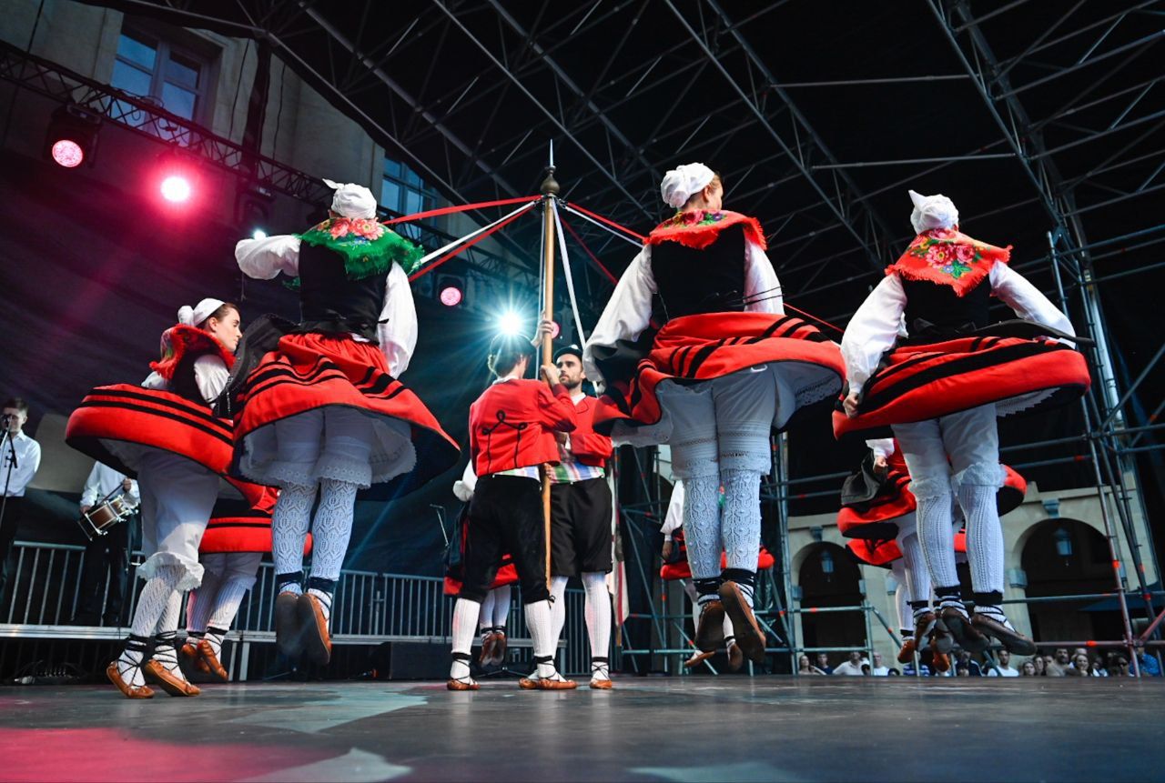 [Fotos] Donostia baila con Goizaldi Dantza Taldea