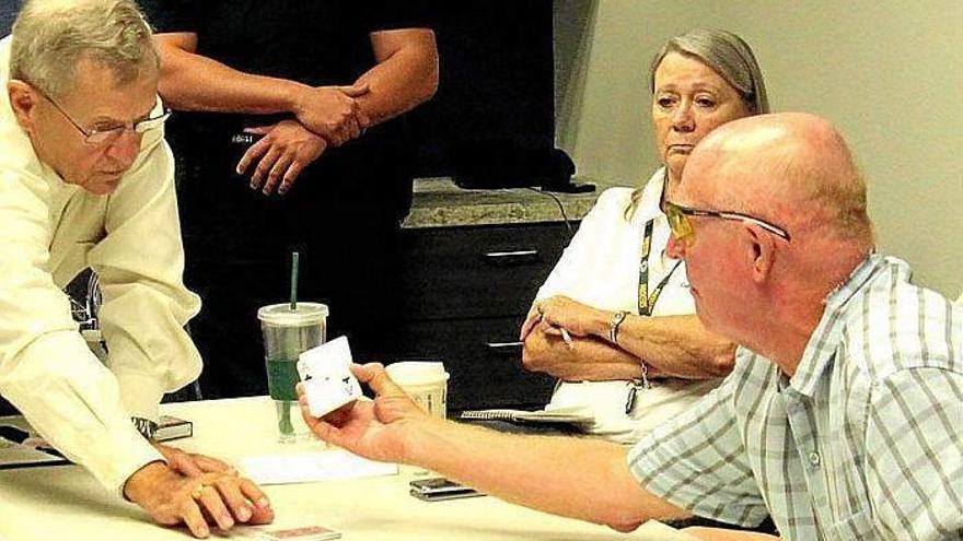 Una mano de cartas para elegir al alcalde de Bradenton Beach