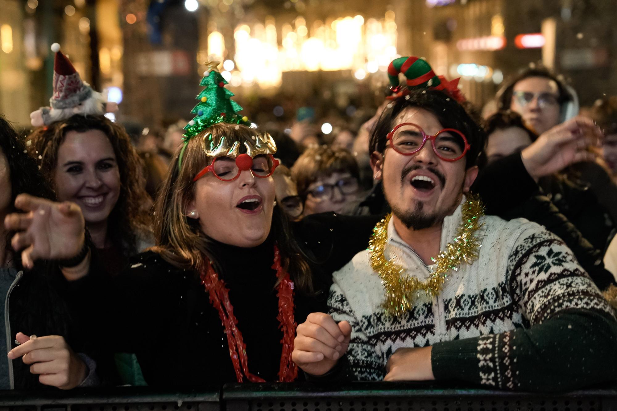En imágenes: Ya es Navidad en Vigo: así ha sido el accidentado encendido de luces
