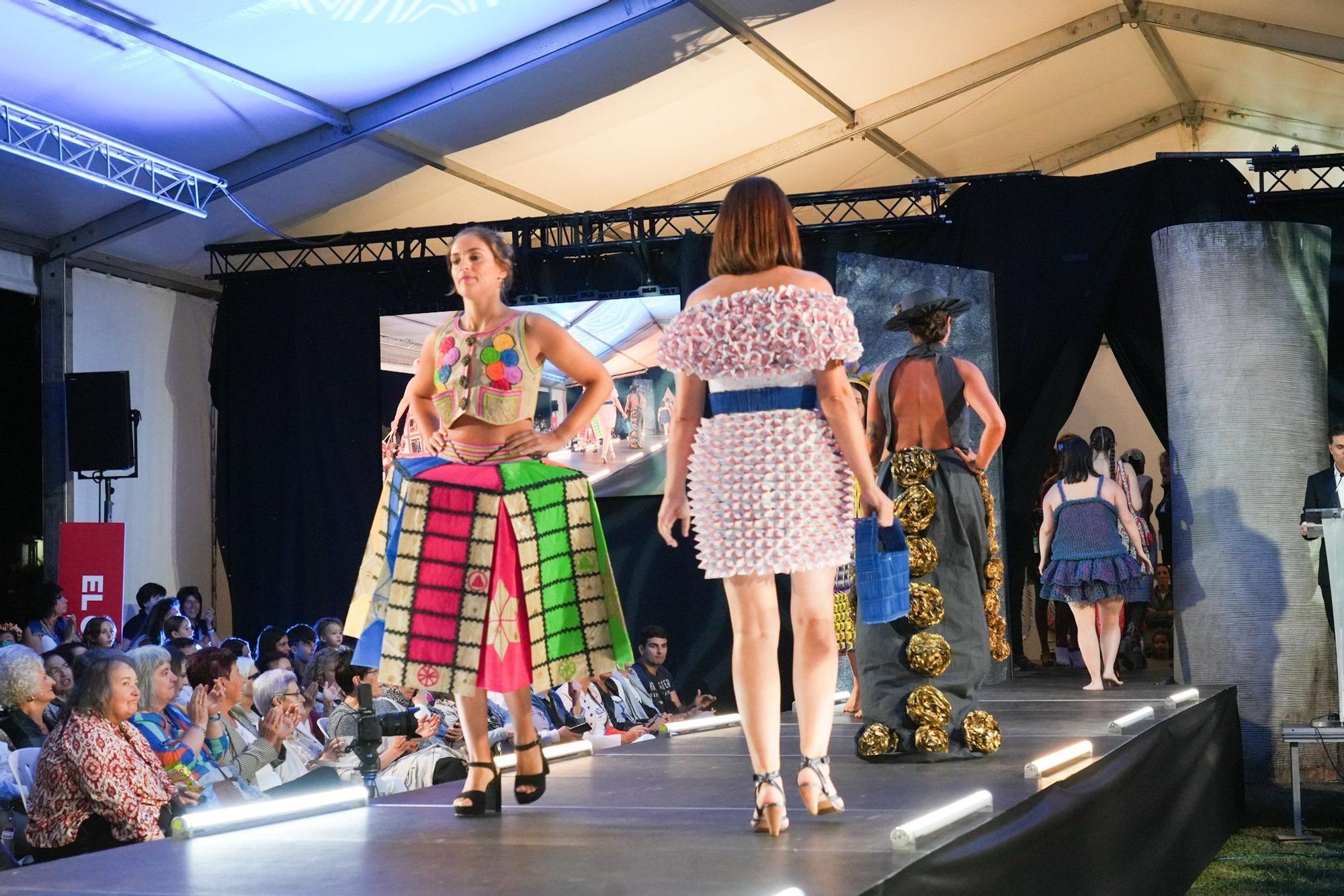 En imágenes: así ha sido el desfile de Vestidos de Papel de Güeñes