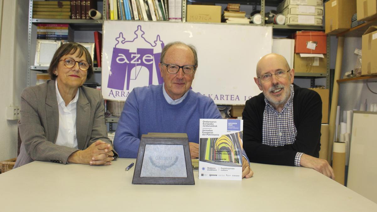 Anabel Ugalde, Javier Bengoa y José Ángel Barrutiabengoa en la presentación de la visita.