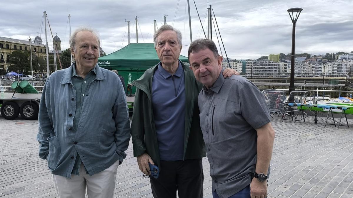Joan Manuel Serrat, Iñaki Gabilondo y Martín Berasategui, en el puerto de Donostia en el segundo domingo de la Bandera de la Concha