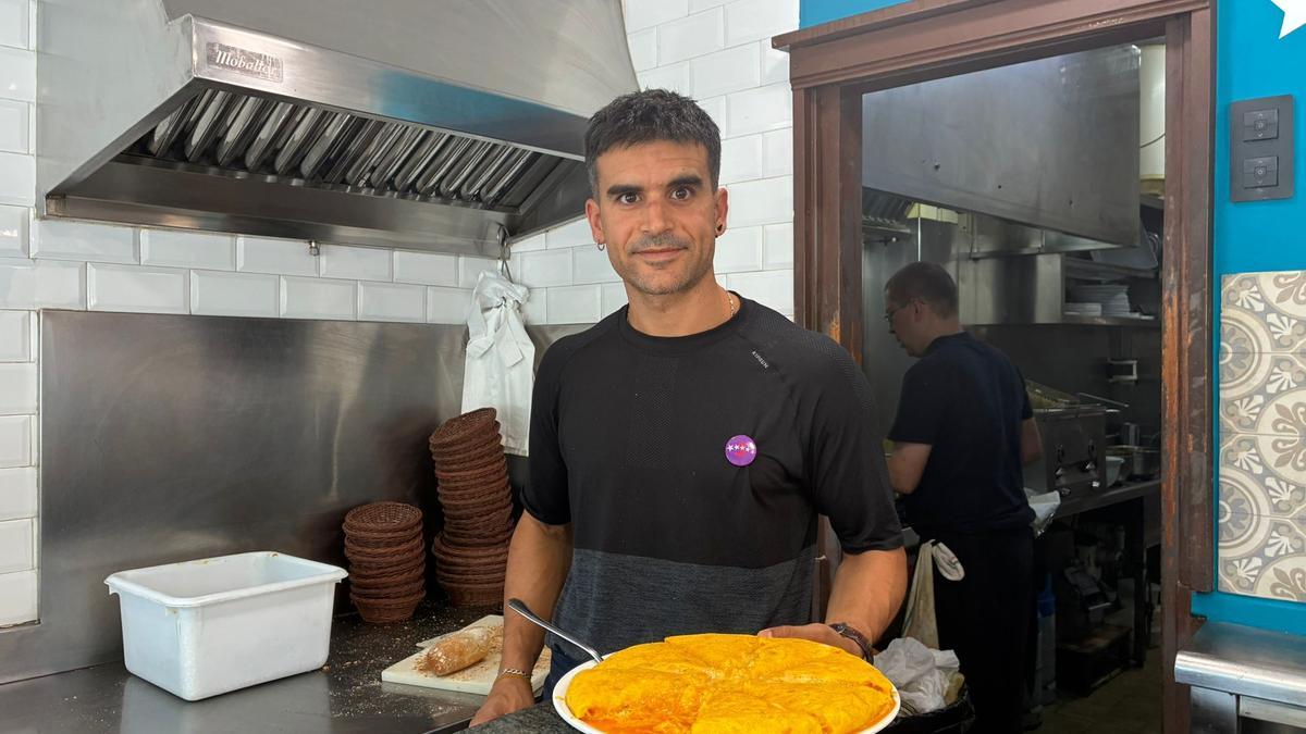 Egoitz López, cocinero del Bar 5 Estrellas, con una de sus tortillas