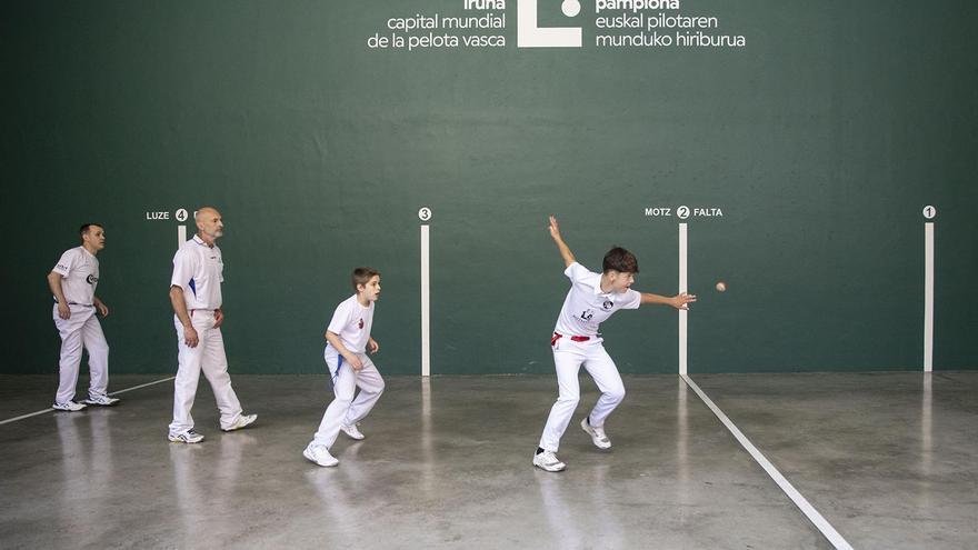 Pamplona recorre su historia de la pelota vasca en una visita guiada en euskera