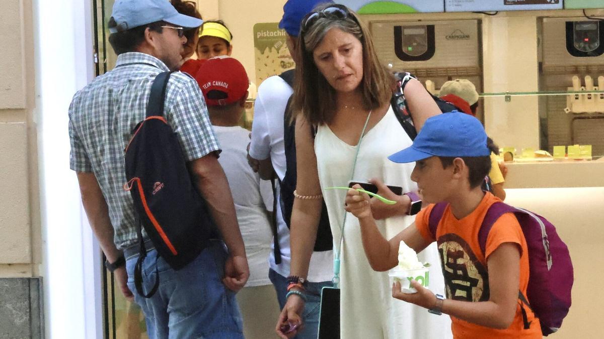 Comiendo un helado.