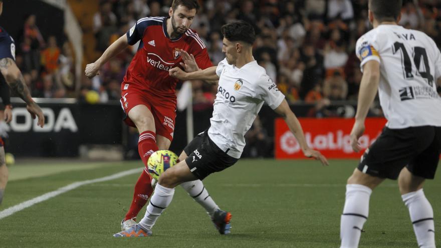 Andre Almeida (c) y el centrocampista de Osasuna Jon Moncayola durante el partido / Juan Carlos Cárdenas
