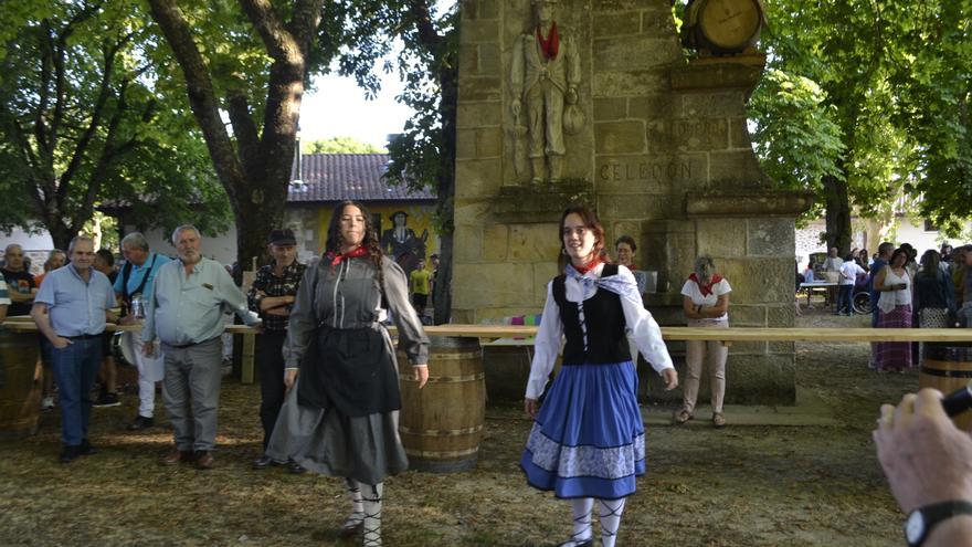 Celedón brinda con vino  de su fuente en Zalduondo antes de partir hacia Gasteiz