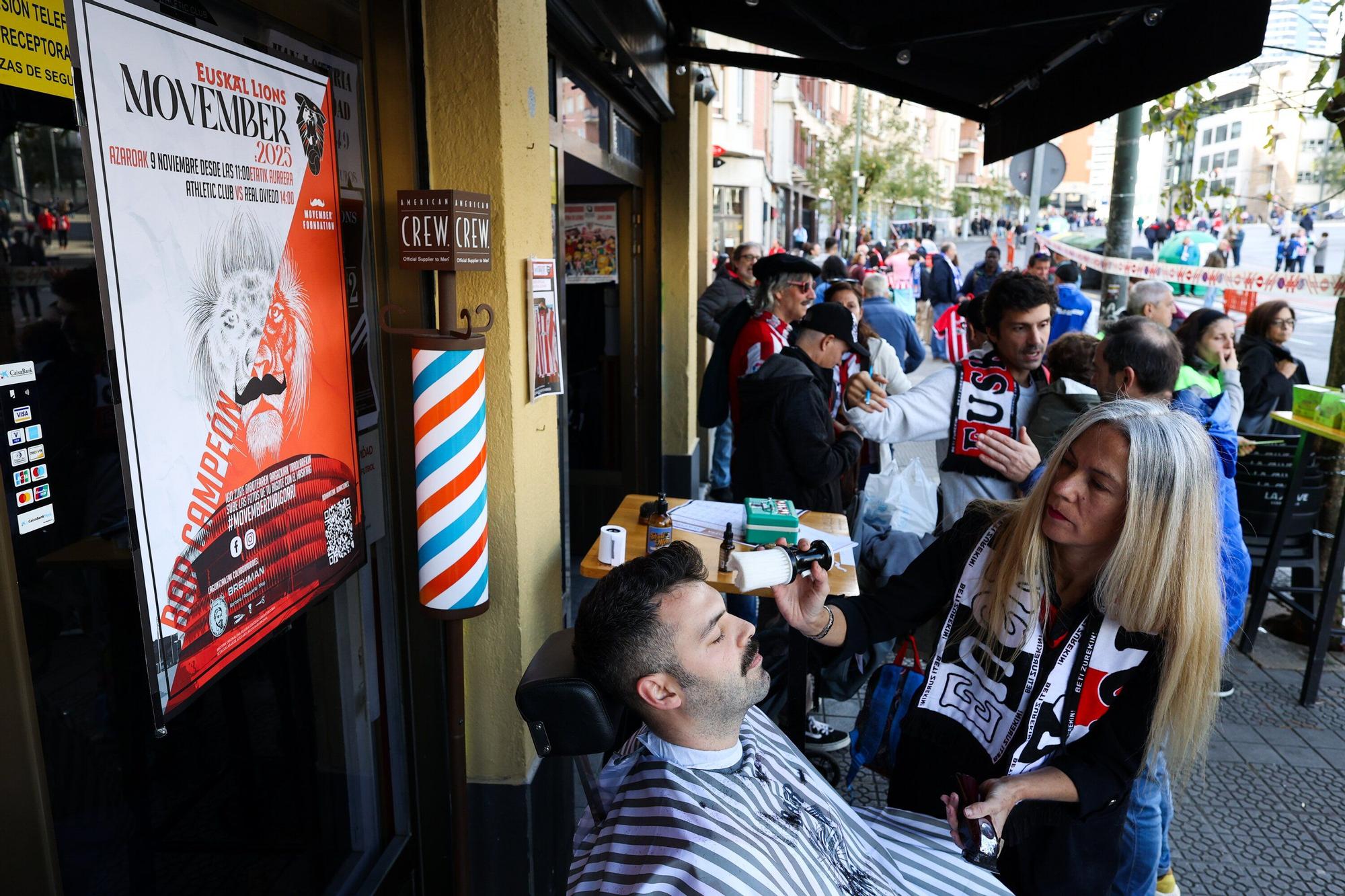 En imágenes: el bar Campeones de Bilbao se transforma en barbería y se une al movimiento solidario Movember
