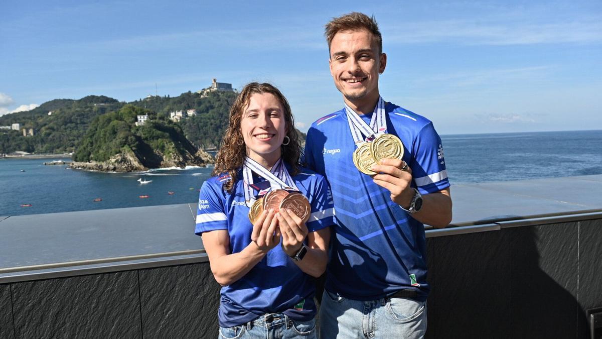 Iñigo Llopis eta Nahia Zudaire, Donostiako badia atzean dutela, Munduko Txapelketan lortutako dominekin.