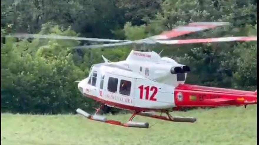 Rescatados por el helicóptero un pamplonés y su perro en una zona resbaladiza y de maleza en Vega de Pas (Cantabria)