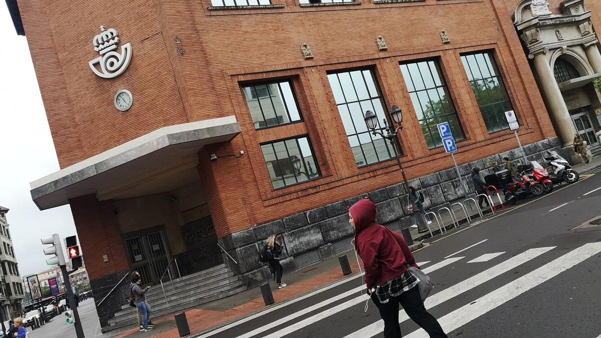 El edificio de Correos de Urquijo es la principal sede de la compañía en Bilbao