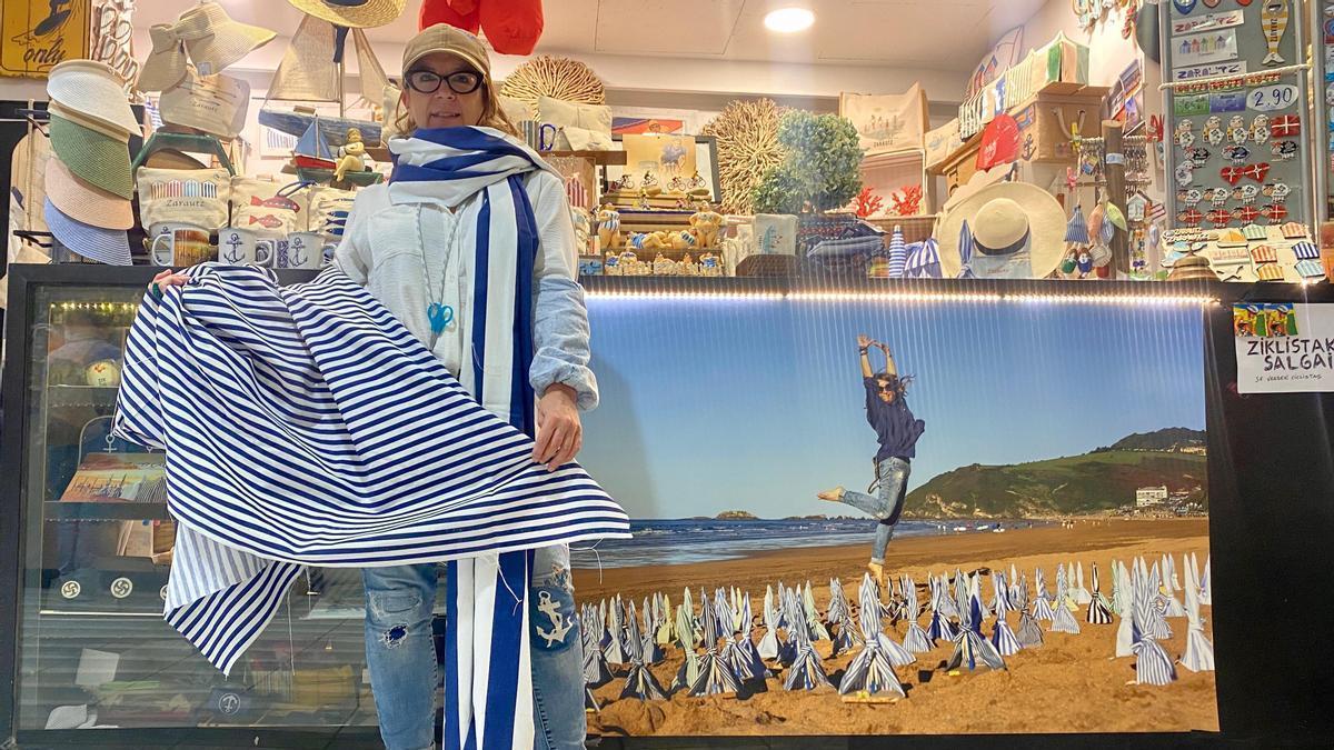 Maite Isasti, con las telas con las que hace los toldos, en su tienda de Zarautz
