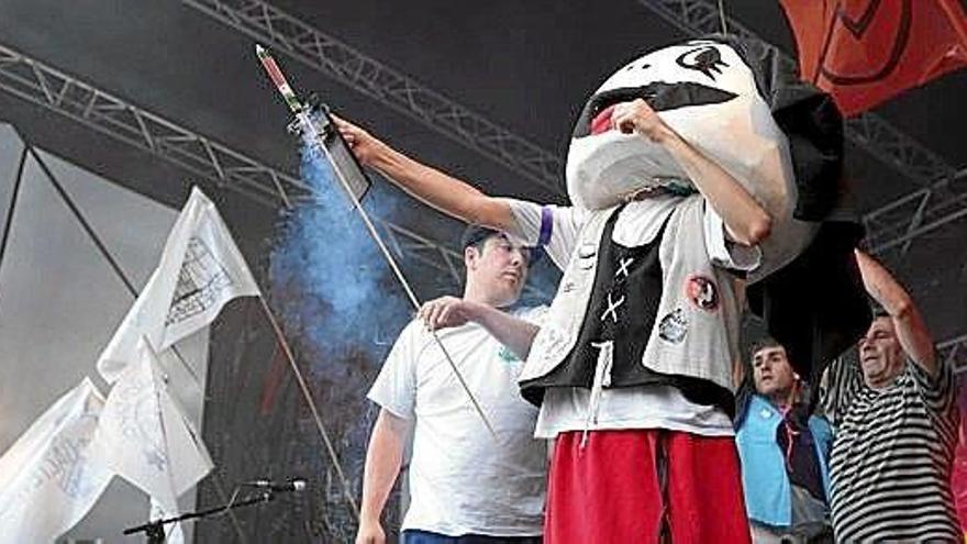 Matti lanza el txupinazo ‘pirata’.