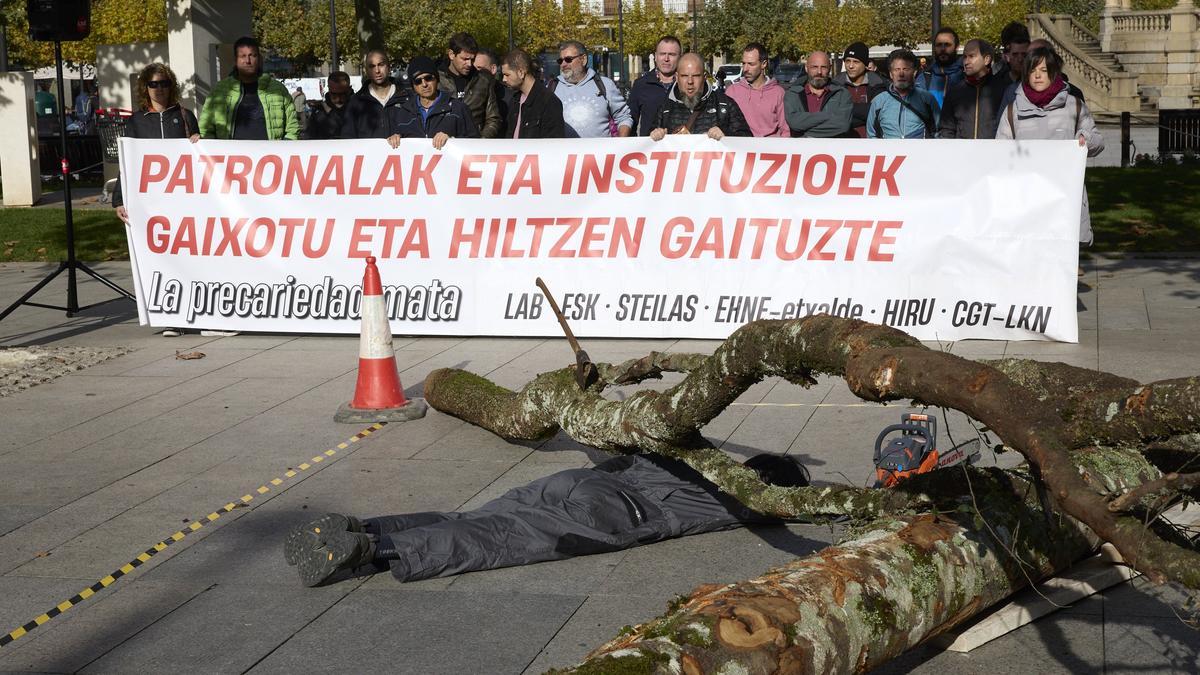 Acción organizada por los sindicatos LAB, ESK, STEILAS, EHNE-etxalde, HIRU y CGT-LKN en protesta por &quot;la falta de seguridad laboral en el sector forestal&quot;.