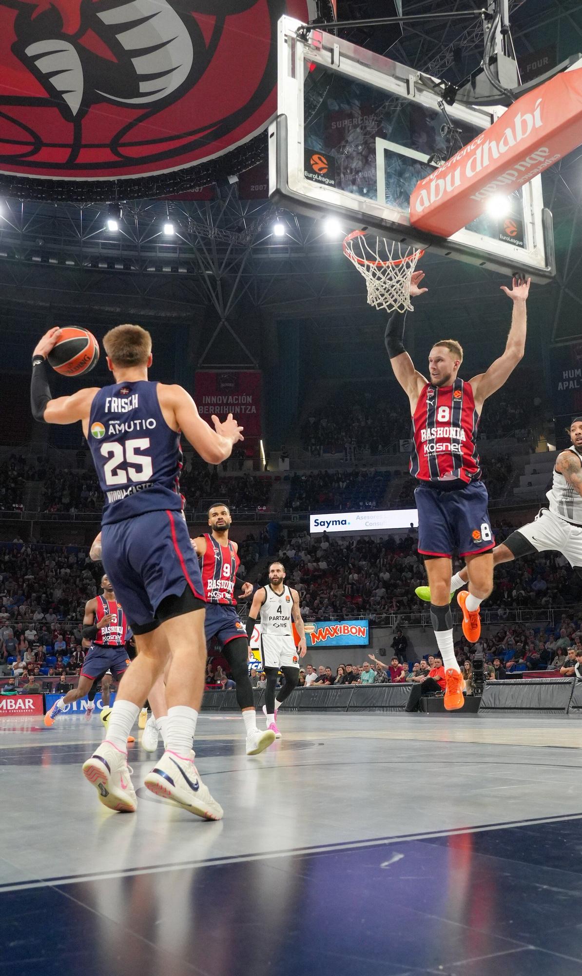 Todas las fotos del Baskonia-Partizan en el Buesa Arena