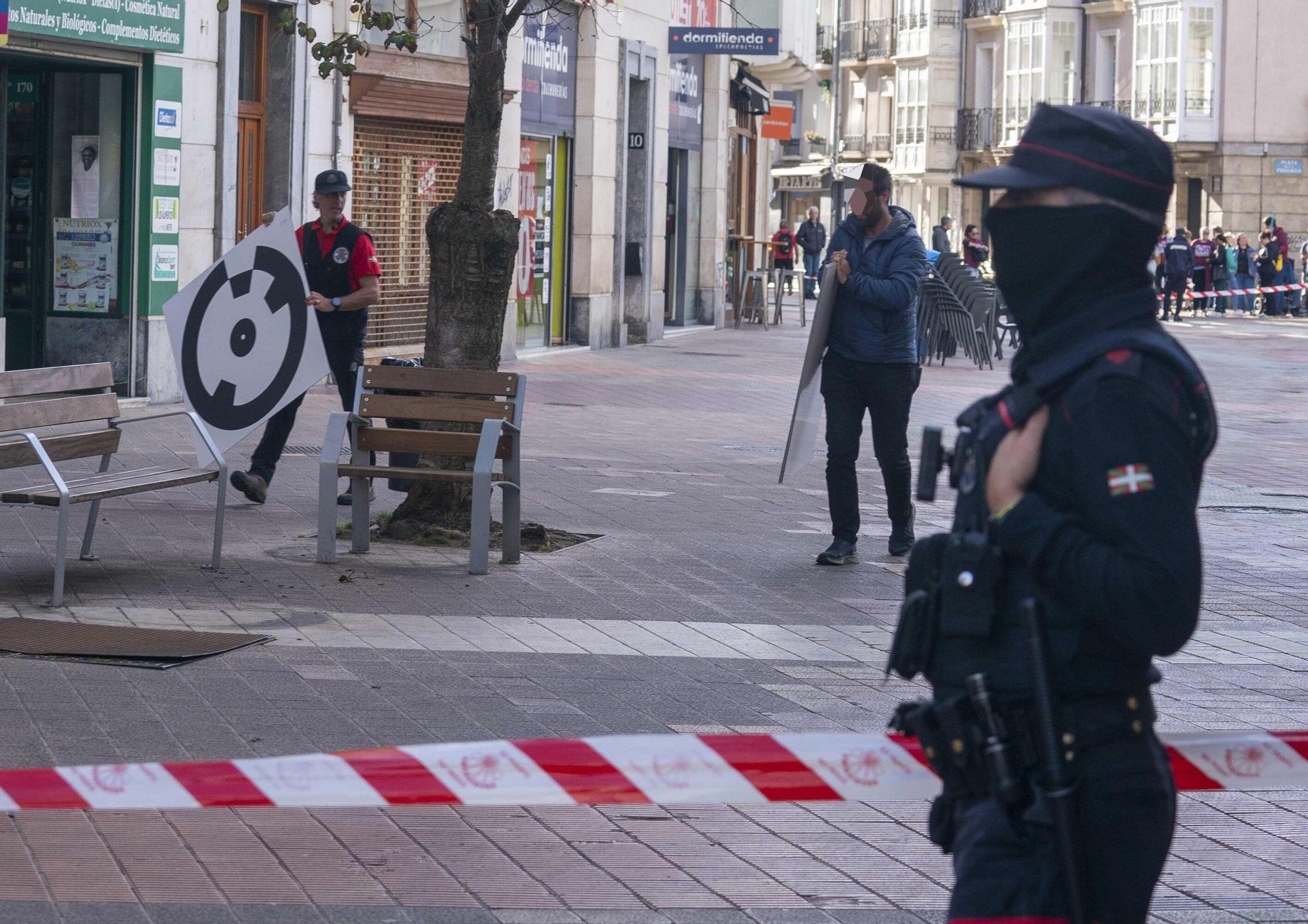 En imágenes: La Ertzaintza acordona la plaza de la Provincia para investigar el pelotazo a un manifestante