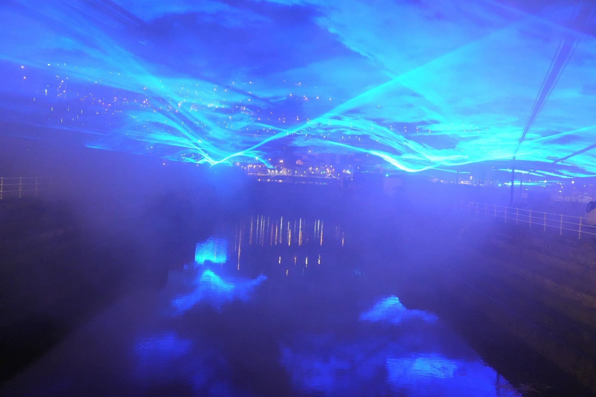 En imágenes: ‘Waterlicht’, un océano de luz azul sobre la ría de Bilbao