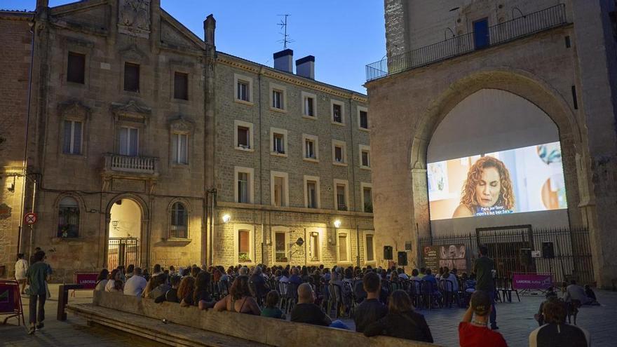 El cine al aire libre regresa a Vitoria-Gasteiz con la proyección de 'Un funeral de locos' en la Catedral de Santa María
