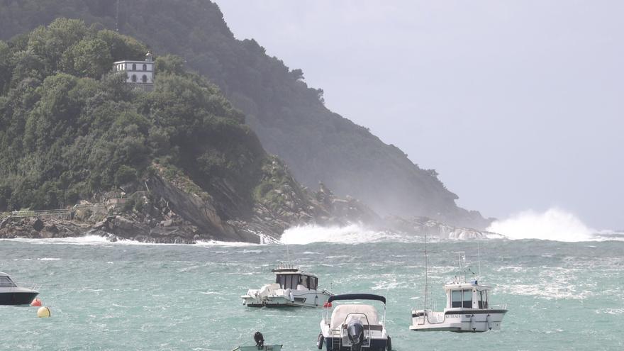 Salvamento Marítimo auxilia a un velero en apuros por el oleaje frente a La Zurriola