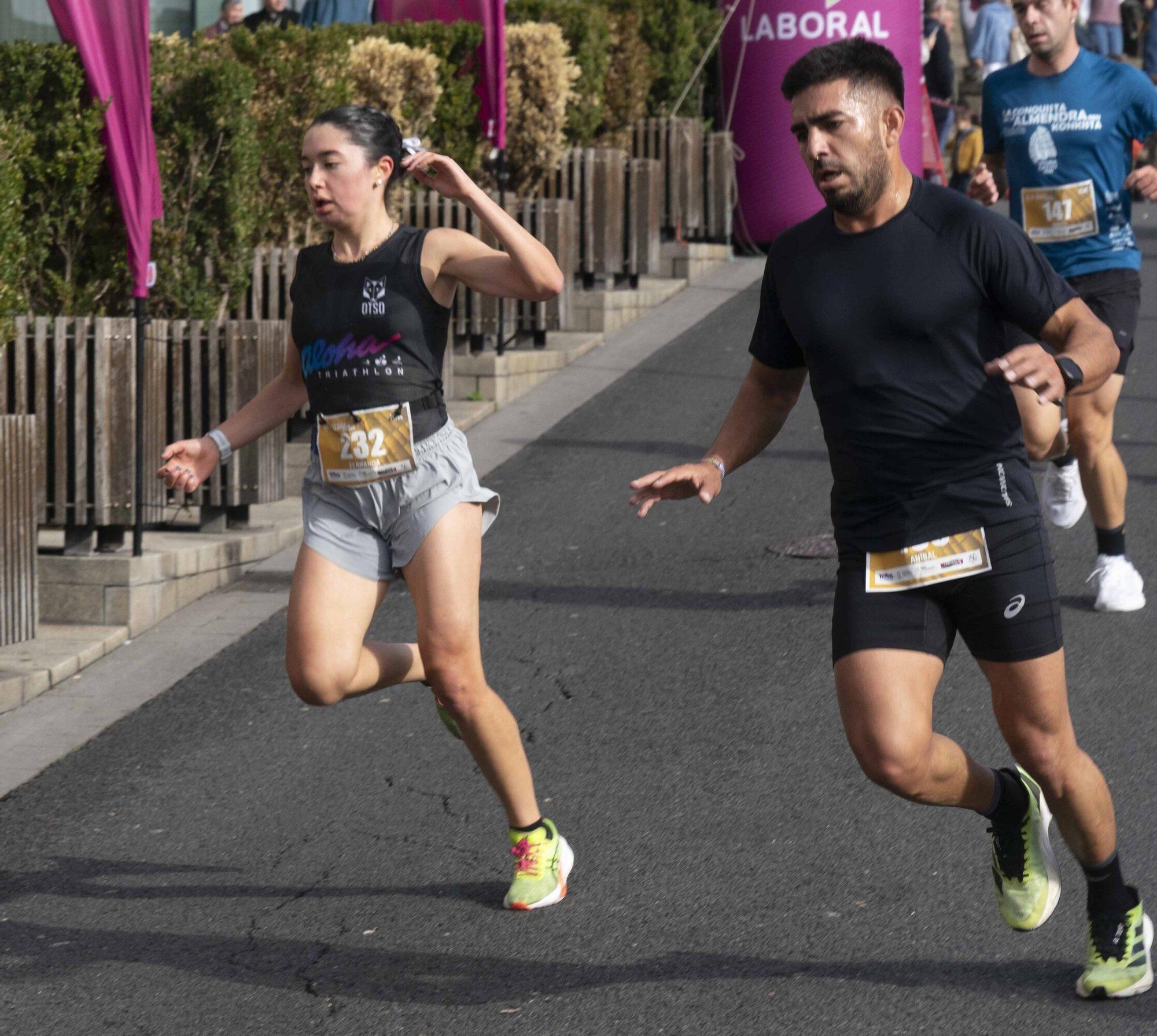 En imágenes: Un millar de corredores atraviesan la almendra