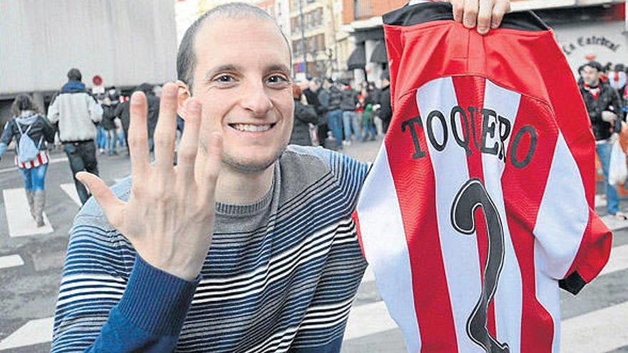Josu Toquero, con una de las camisetas que ha lucido su hermano, imita el gesto que Gaizka hace cada vez que mete gol.