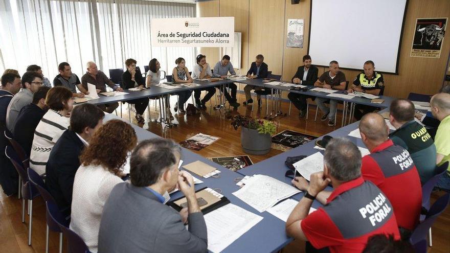 Momento de la reunión que la Junta Local de Protección Civil ha mantenido hoy, para tratar aspectos del Plan de Protección Civil para las próximas fiestas de San Fermín 2017.