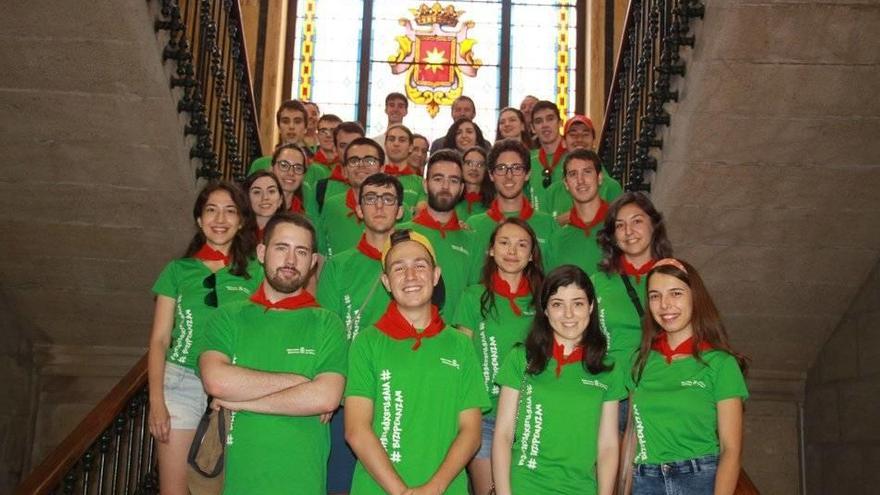 El grupo de jóvenes voluntarios, con el alcalde de Estella-Lizarra ayer en el recibimiento oficial en el ayuntamiento.