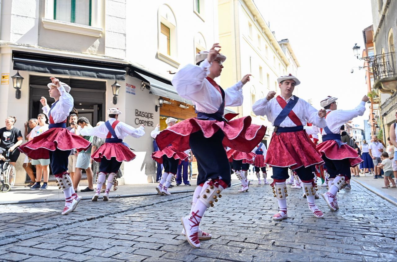 Gran ambiente en el desfile de la Euskal Jira de Irun