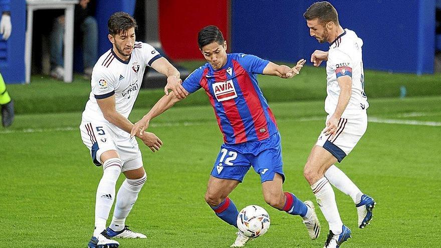 Muto trata de zafarse de la presión de dos jugadores de Osasuna, en el partido del pasado sábado en Ipurua. Foto: Javi Colmenero