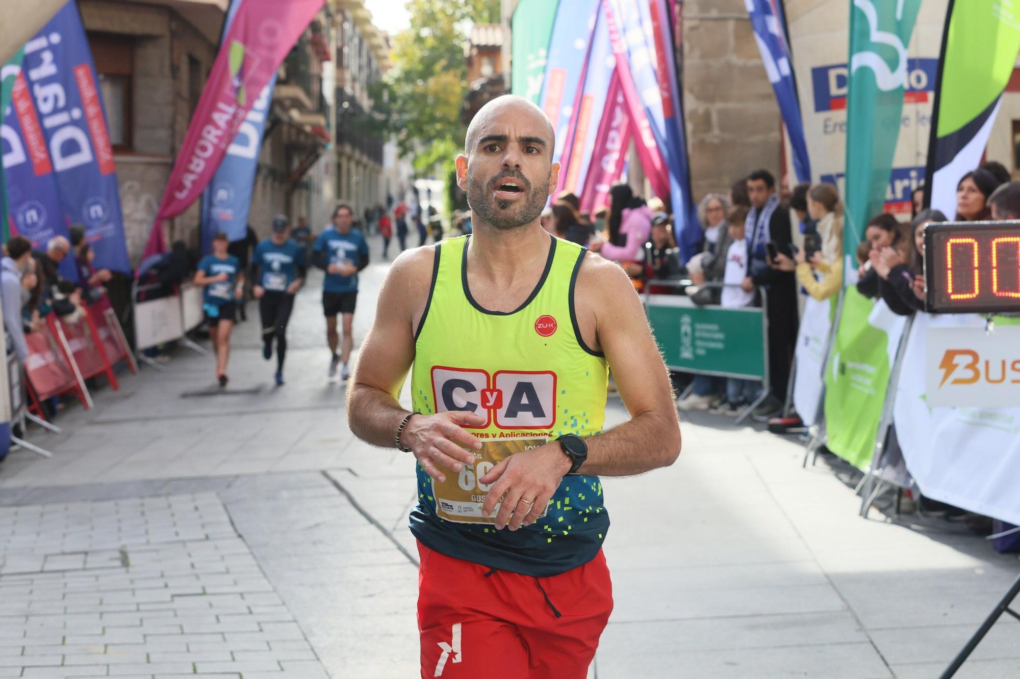 En imágenes: Miles de personas participan en La Conquista de la Almendra