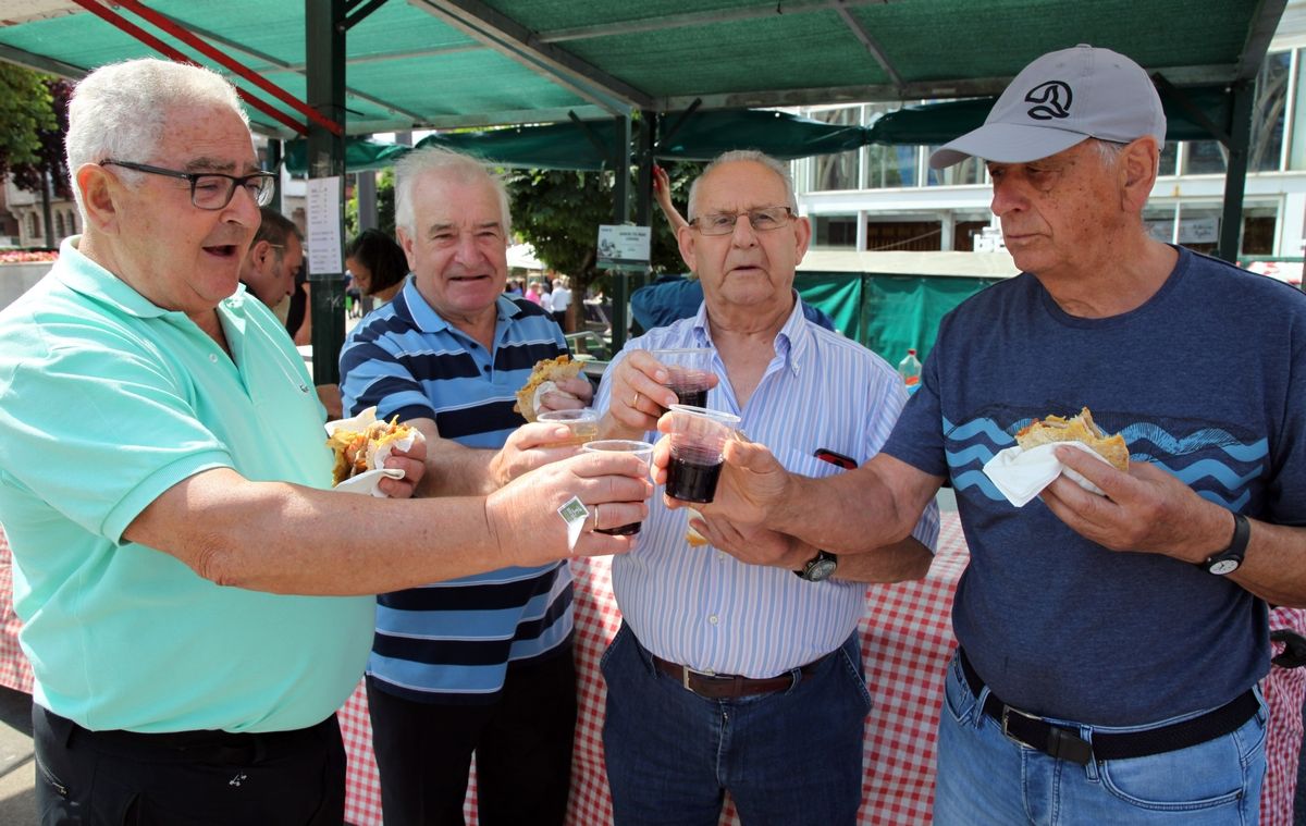 Brindis en cuadrilla para saborear un delicioso talo.