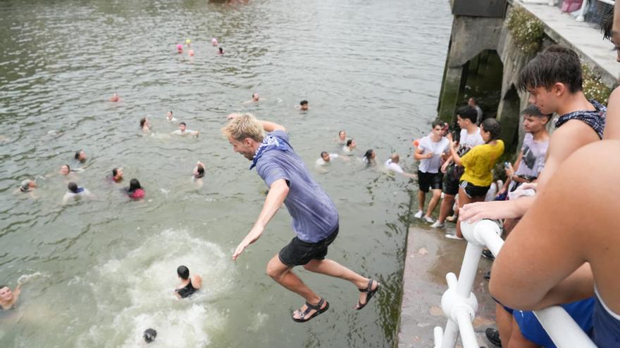 Chapuzón en la ría de Bilbao para limpiarse la harina del txupin