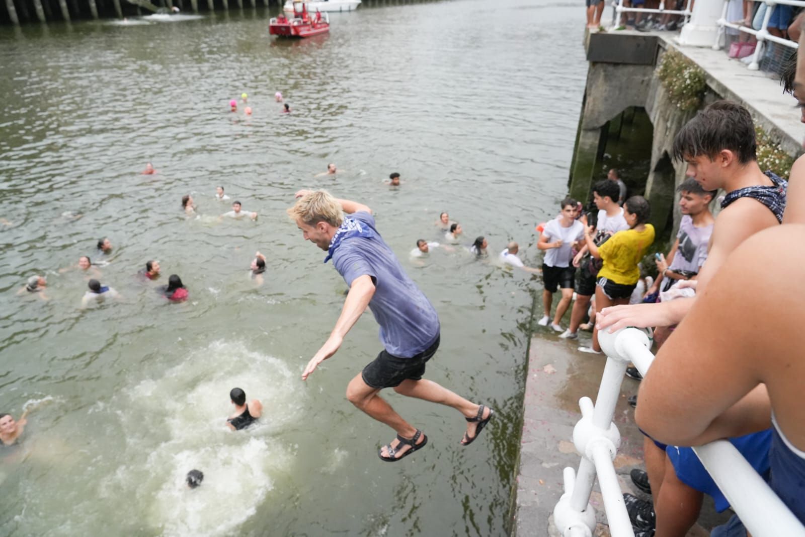 En imágenes: chapuzón en la ría de Bilbao tras el txupin