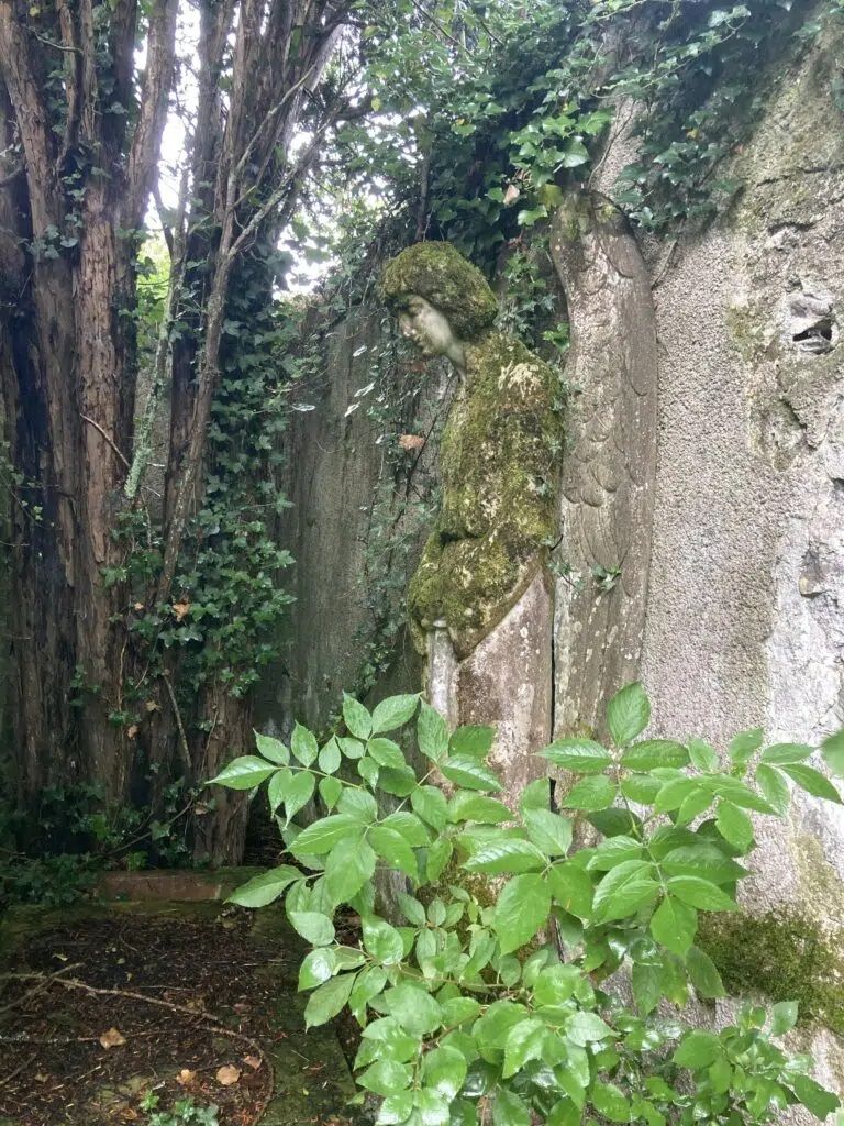 Imagen de la escultura de José Larrea