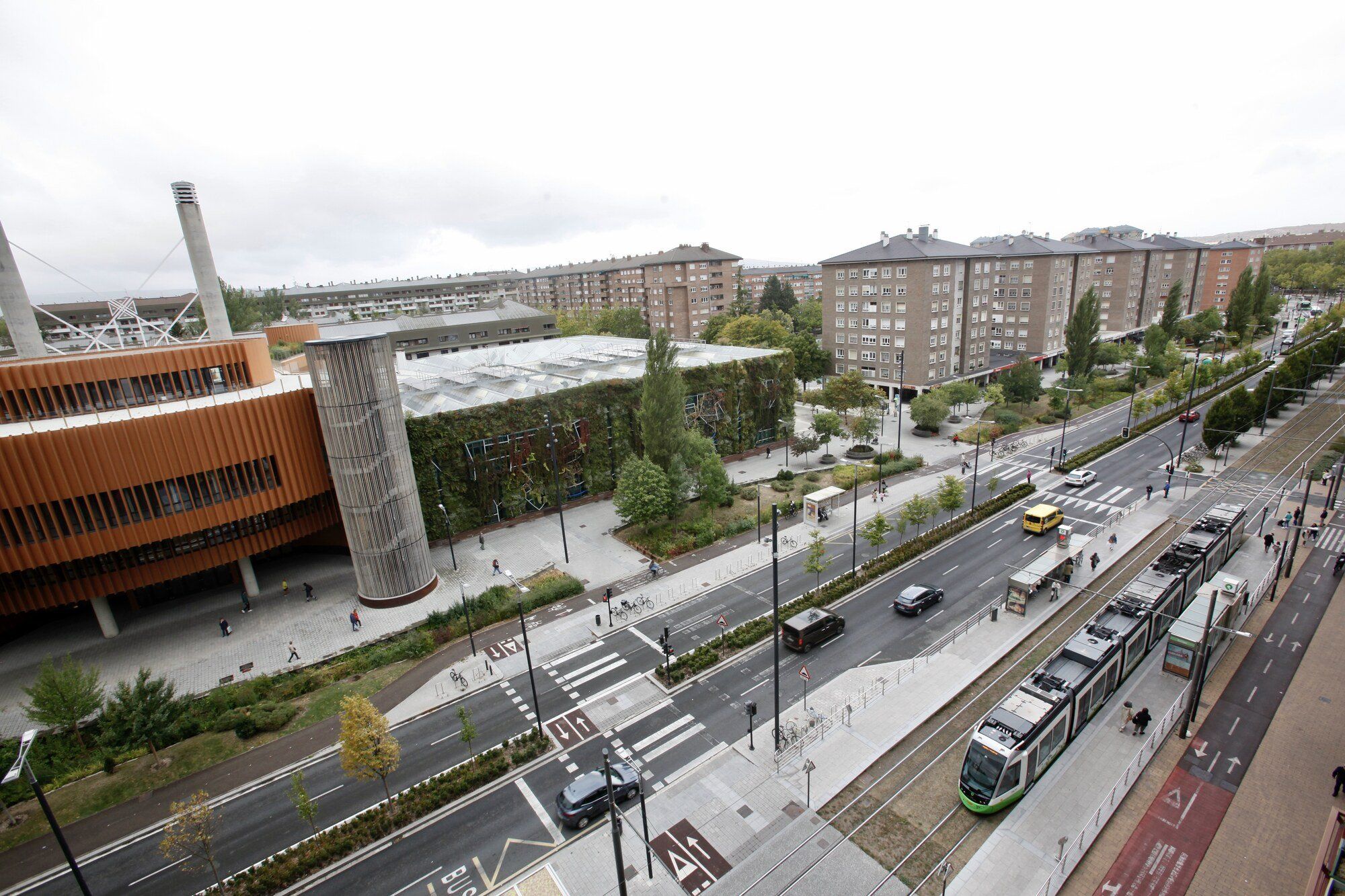 Panorámica del Palacio Europa y la Avenida Gasteiz.
