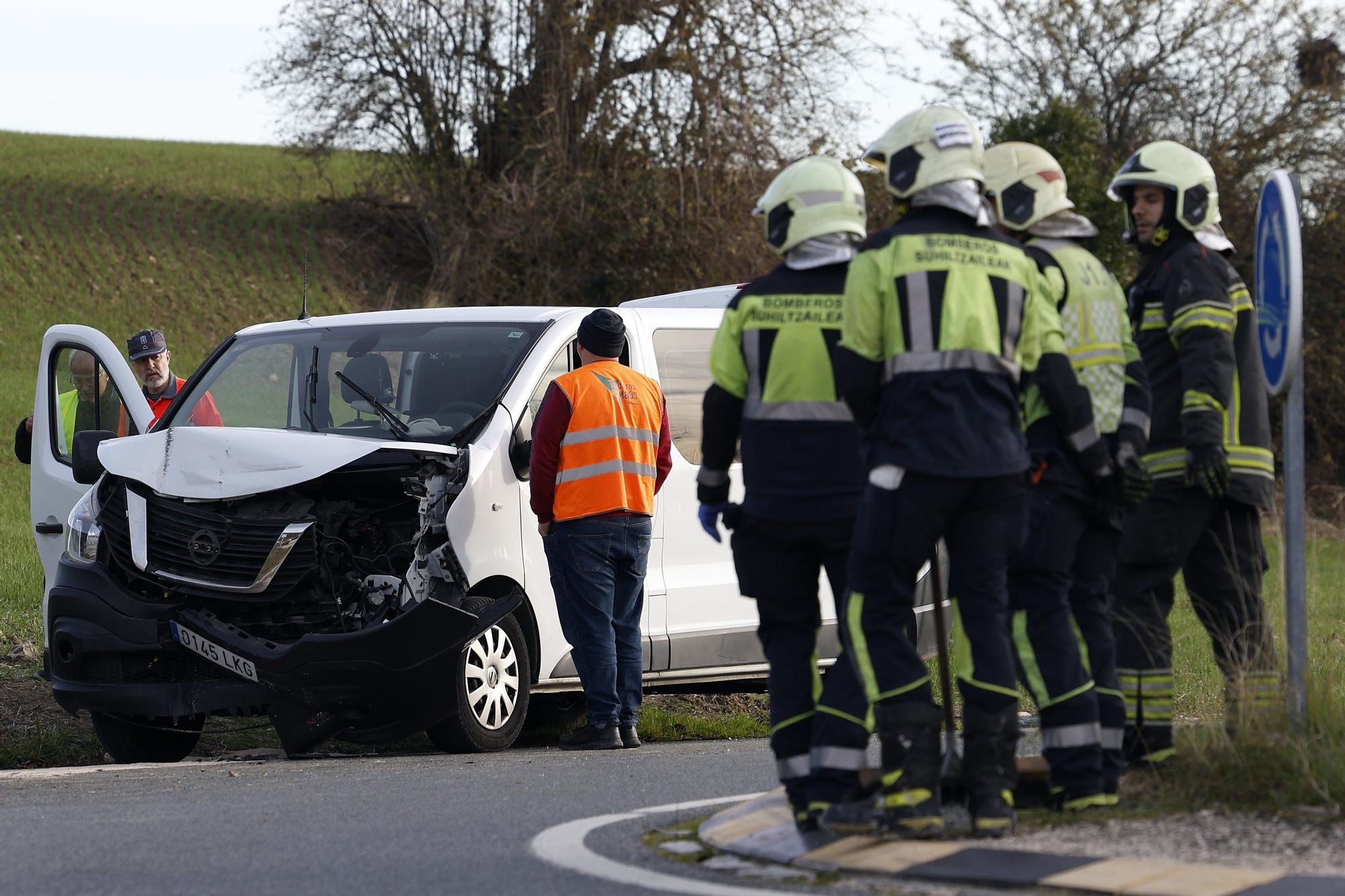 Fotos del accidente en Berriosuso: una furgoneta choca contra una vivienda