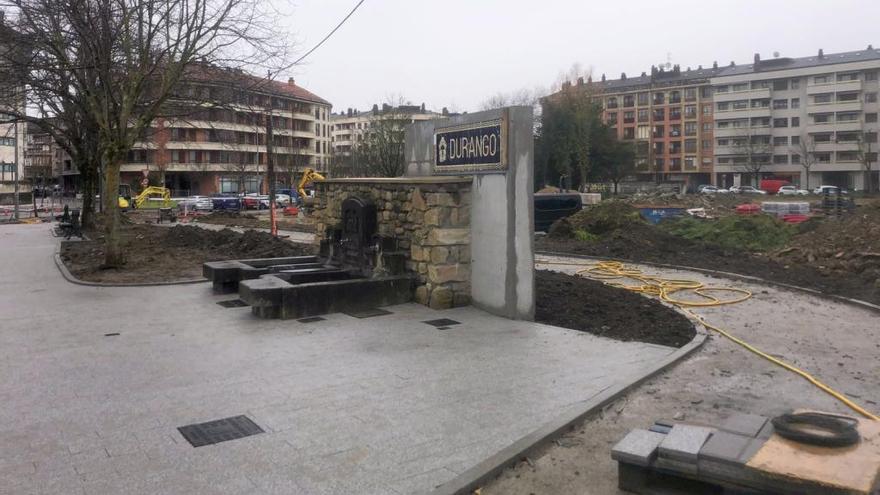 La antigua placa de Durango está instalada junto al futuro parking disuasorio.