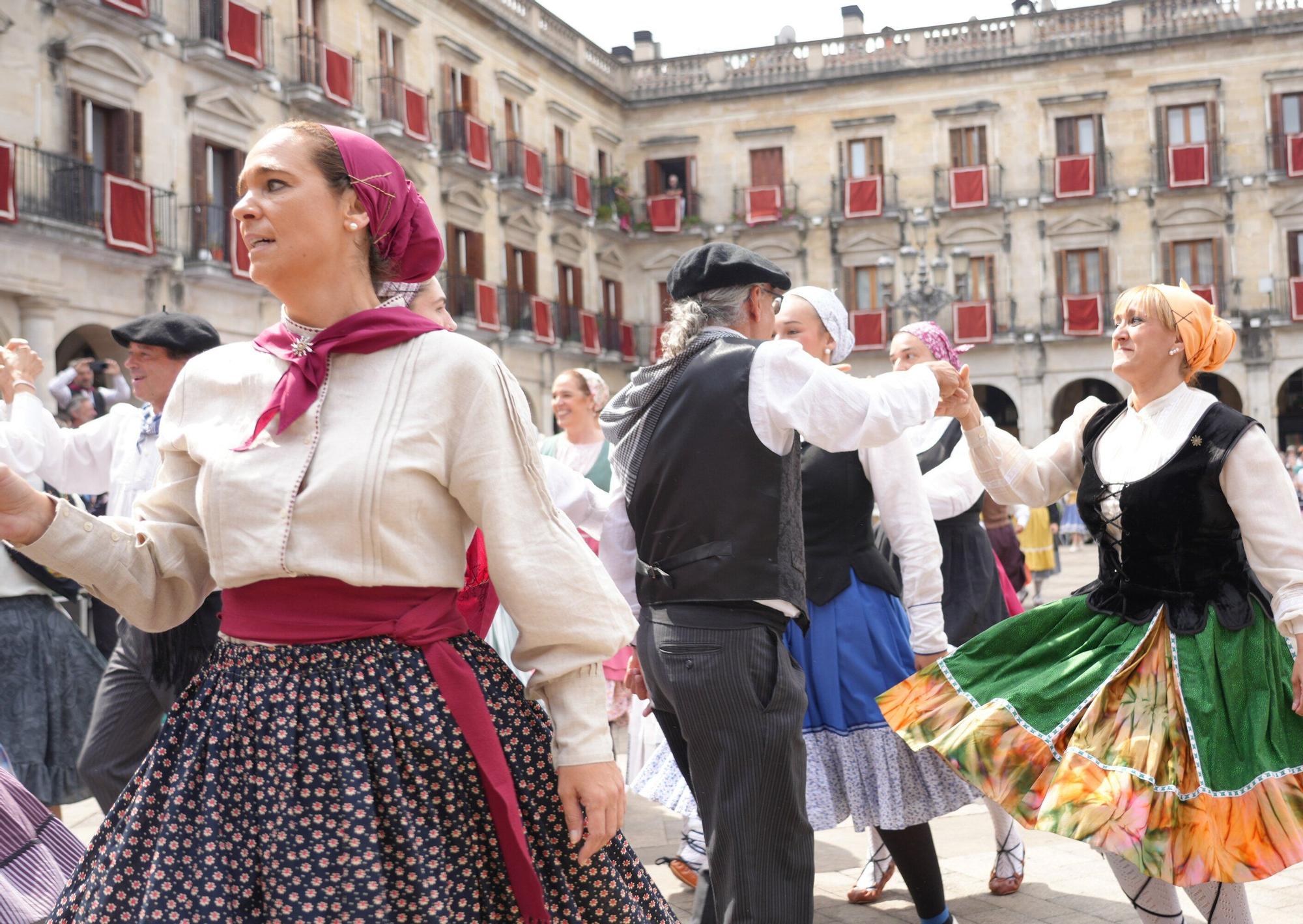 En imágenes: Los dantzaris se adueñan de la Plaza Nueva en el tradicional Zortziko