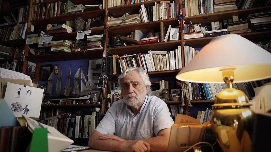 Miguel Sánchez-Ostiz, en su cubículo, rodeado de un maremágnum de libros, barcos, recuerdos de sus viajes y mil enseres y detalles, cada uno con su propia historia.