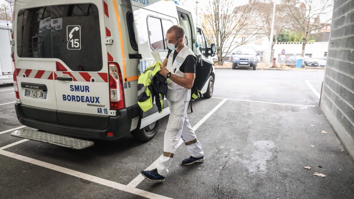 Ambulancia en un hospital de Burdeos,