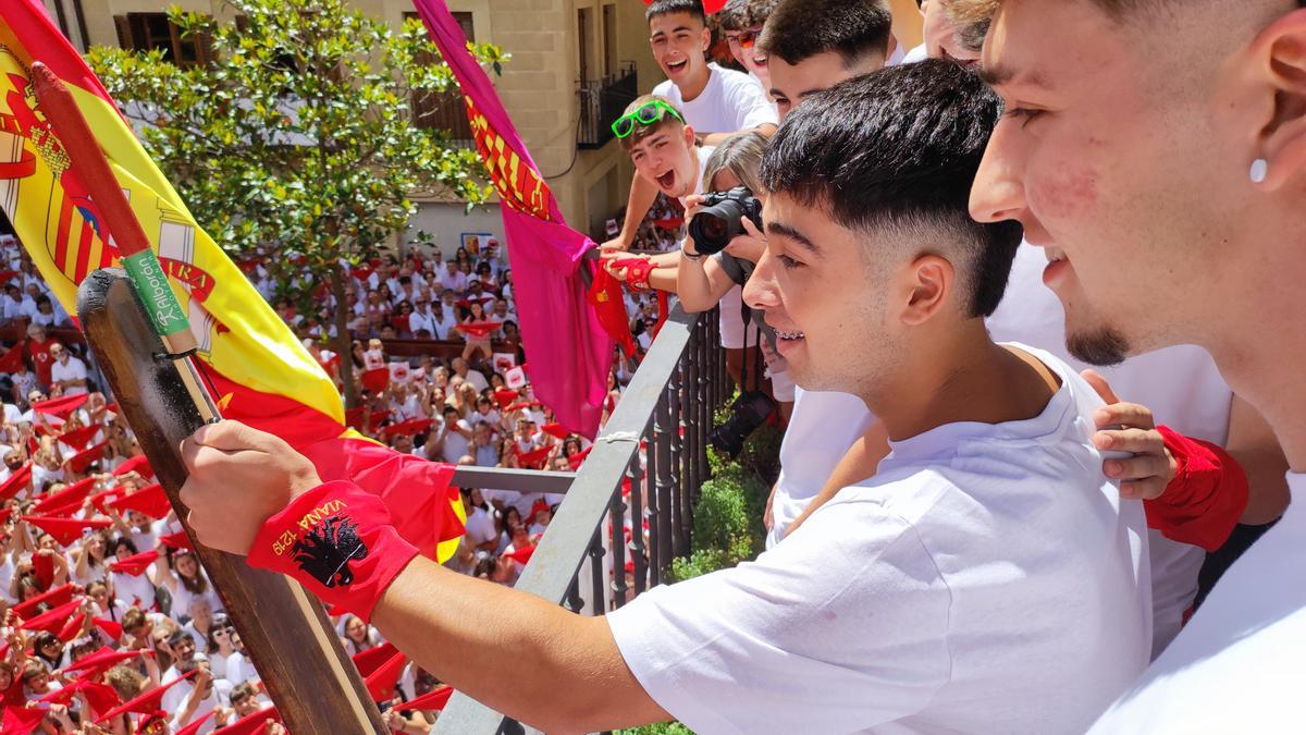 Los juveniles del Vianés prenden el cohete de las fiestas de Viana.
