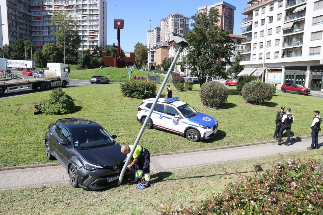 Un coche pierde el control y acaba chocando contra una farola entre Donostia y Pasaia