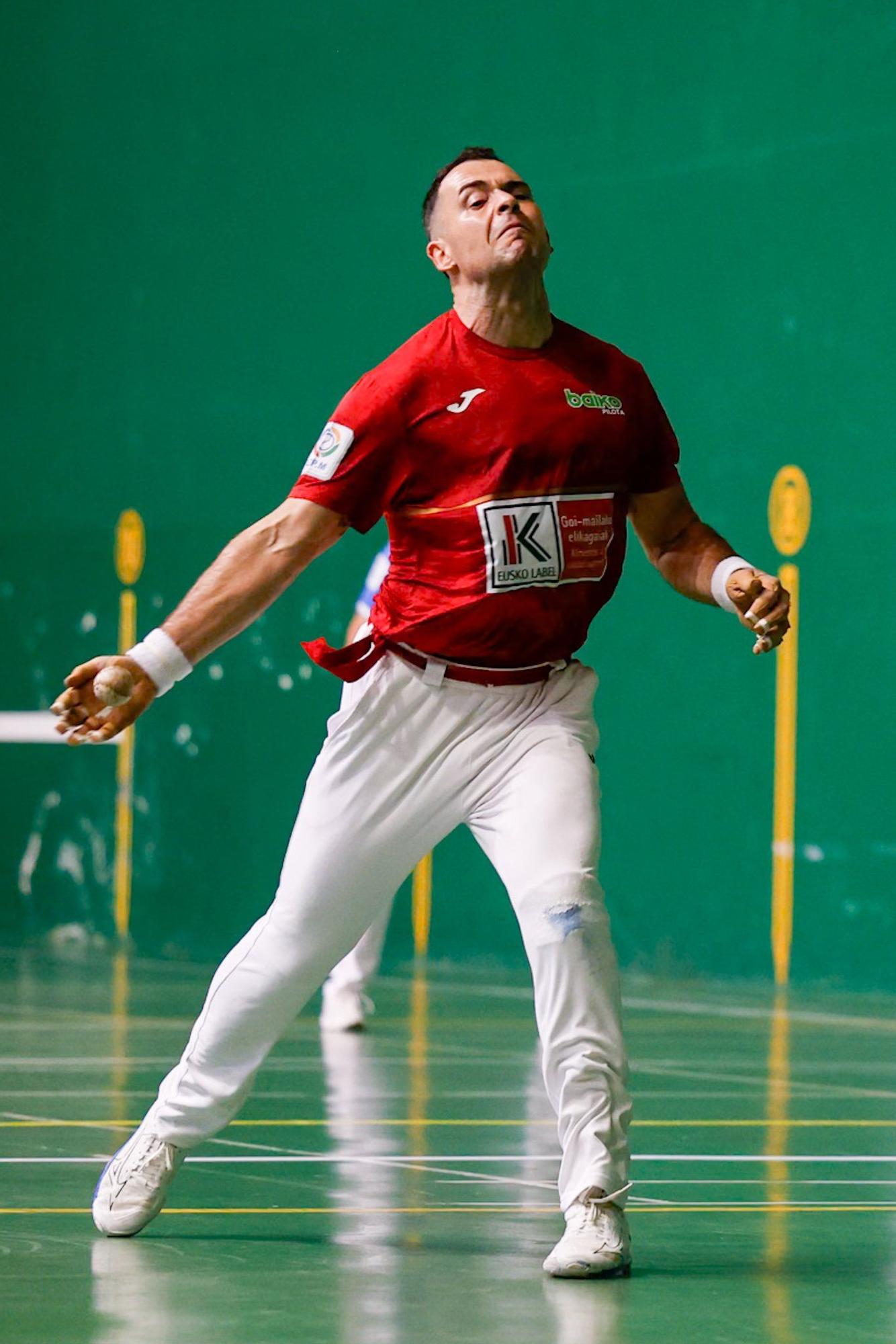 Erik Jaka vence a Peio Etxeberria en Atarrabia en los cuartos de final del Cuatro y Medio.
