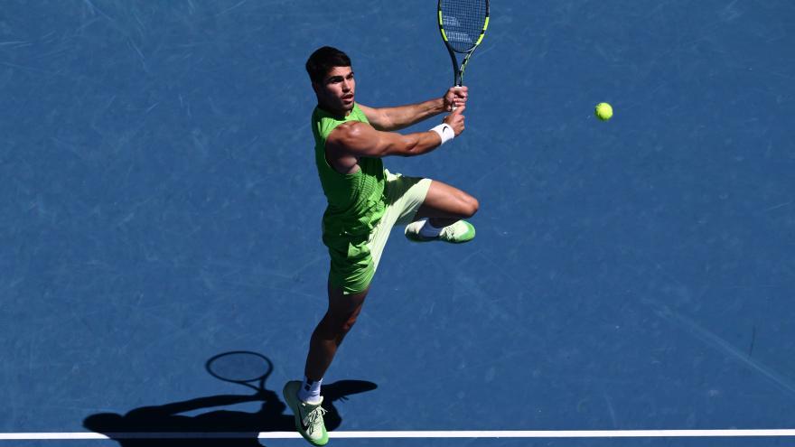 Alcaraz impone su autoridad y jugará con Tommy Paul en octavos