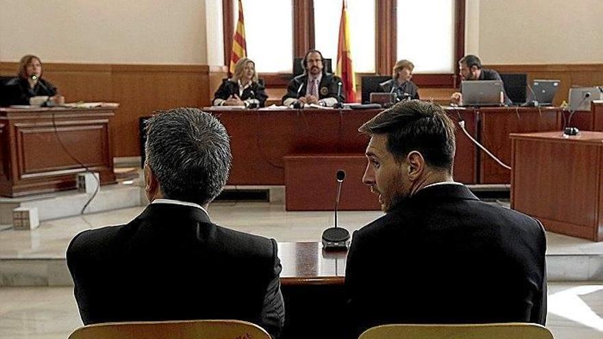 Leo y su padre, Jorge Horacio Messi, en el banquillo de los acusados durante el juicio celebrado ayer en la Audiencia de Barcelona.