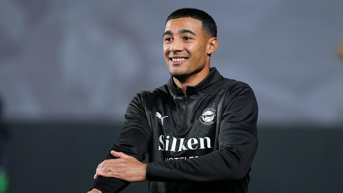 Protesoni, sonriente durante el calentamiento previo al partido ante el Rayo