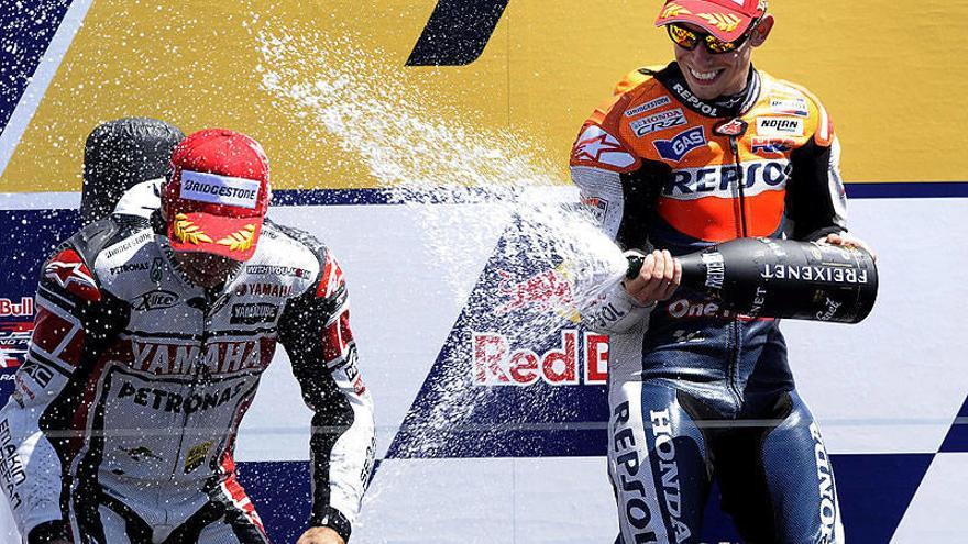 Stoner doblega a Lorenzo y aumenta su ventaja en el mundial