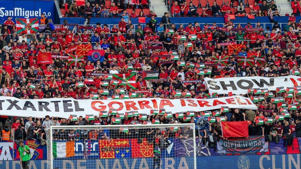 La afición de Osasuna le saca &quot;tarjeta roja a Israel&quot; durante un partido.